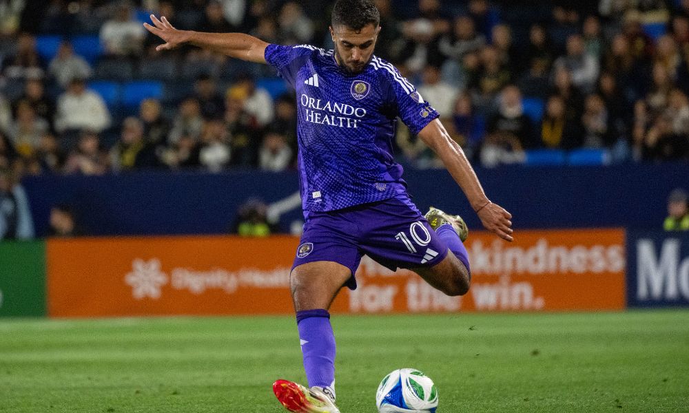 他在球场两 他在球场两